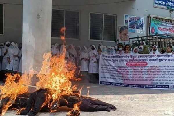 “কলেজ ক্যাম্পাসে হামলার ঘটনায় জড়িত শিক্ষকদের পদচ্যুতির দাবিতে বিক্ষোভ”