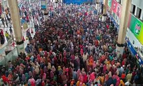 ঈদযাত্রা শুরুর দিনে কমলাপুর স্টেশনে যাত্রীদের স্রোত